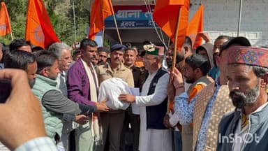 चकराता: त्यूणी क्षेत्र के रडू रिशानू में गोवंश की हत्या से उबाल, थाने के बाहर किया प्रदर्शन
