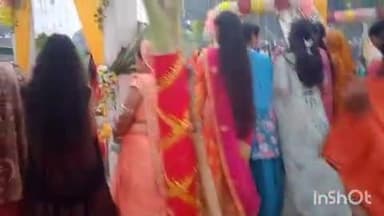 राजापाकर: राजापाकर भुवनेश्वर चौक सहित प्रखंड क्षेत्र में छठव्रती महिलाओं ने अस्ताचलगामी सूर्य को दिया अर्घ्य