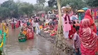 मथुरा: छठ महोत्सव के अवसर पर श्री धाम वृंदावन के यमुना तट पर महिलाओं ने डूबते सूरज को दिया अर्घ्य