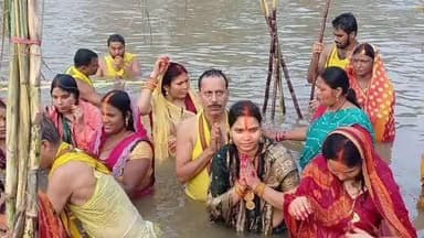 दुर्गावती: दुर्गावती में अस्ताचलगामी भगवान भास्कर को ब्रति महिलाओं ने अर्घ्य दिया