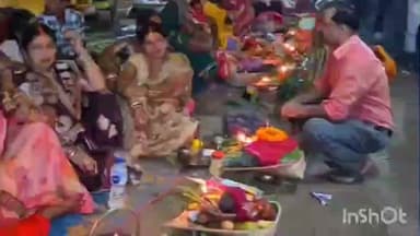 बंशीधरनगर (नगर उंटारी): बंशीधर नगर में छठ महापर्व पर अस्ताचलगामी सूर्य को अर्घ्य अर्पित, उमड़ी श्रद्धालुओं की भीड़