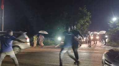 திருக்கழுக்குன்றம்: மாமல்லபுரத்தில் கரூர் கூட்ட நெரிசலில் சிக்கி உயிரிழந்த குடும்பத்தினரை விஜய் ஆறுதல்