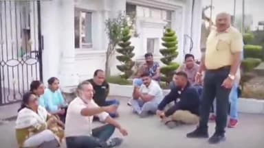 डोईवाला: उत्तरांचल डेंटल कॉलेज में रैगिंग के मामले पर हिंदू रक्षा दल ने कॉलेज के बाहर किया धरना प्रदर्शन