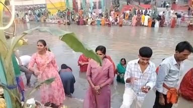 कुरसाकांटा: कुर्साकांटा से सिकटी तक भक्ति की लहर, संध्या अर्घ्य पर उमड़ा श्रद्धालुओं का सैलाब