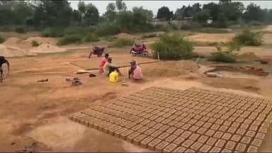 बरही: बरही नगर के वार्ड 15 हीरापुर में श्मशान व खेल मैदान की आरक्षित भूमि पर बन रहे ईंट भट्टे, खनन से बनी खाई