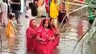 चैनपुर: चैनपुर के सफी नदी घाट में छठ पूजा के अवसर पर अस्ताचलगामी सूर्य को अर्घ्य दिया, श्रद्धालुओं की भीड़ उमड़ी