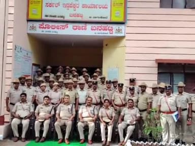 ರಬಕವಿ-ಬನಹಟ್ಟಿ: ಬನಹಟ್ಟಿ ಪೊಲೀಸ್ ಠಾಣೆಗೆ ಭೇಟಿ ನೀಡಿ ಕಡತಗಳನ್ಬ ಪರಿಶೀಲಿಸಿದ ಐಜಿಪಿ ಚೇತನಸಿಂಗ್ ರಾಥೋರ