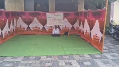 मुर्तीजापूर: जांबा खुर्द येथील ई-क्लास जमिनीवरील अतिक्रमण काढण्याबाबत माजी सरपंच राजु वानखडे यांचे तहसील परिसरात उपोषण सुरु