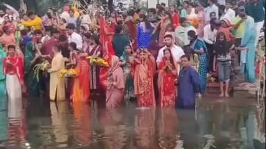 देवास: मीठा तालाब पर छठ पूजा का आयोजन हुआ, बड़ी संख्या में पहुँचे महिला-पुरुष