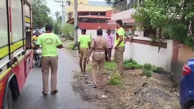 காஞ்சிபுரம்: காந்திநகர் பகுதியில் கழிவுநீர் தொட்டியில் தவறை விழுந்த பசுமாடு இரண்டு மணி நேரம் போராடி மீட்ட தீயணைப்பு வீரர்கள்