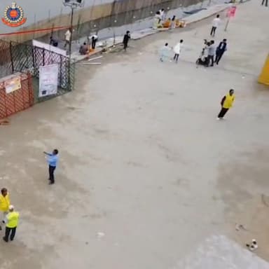 🌞आस्था के महापर्व #छठ पूजा के अवसर पर श्री मधुर वर्मा, @JtCP_CR एवं श्री निधिन वाल्सन, #DCPCentralDelhi ने यमुना खादर के...