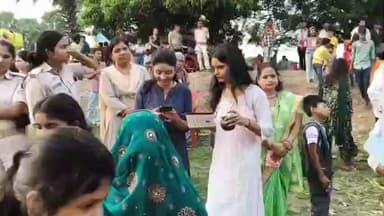 नाथनगर: ऐतिहासिक चंपा नदी घाट पर उमड़ी श्रद्धालुओं की भीड़, अस्ताचलगामी सूर्य को अर्पित किया अर्घ्य