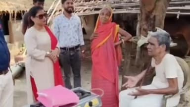 কেশিয়ারি: বড়চাটি এলাকায় অগ্নিকাণ্ডের ঘটনায় ক্ষতিগ্রস্ত পরিবারকে গ্যাস সিলিন্ডার ওভেন দিলেন তৃণমূল নেত্রী কল্পনা সিট