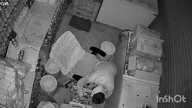 फुलंब्री: फुलंब्री शहरातील बस स्थानक परिसरामध्ये नाथजल सेंटरमध्ये अज्ञात चोरट्याने सुमारे 30 हजार रुपयाची रोकड लंपास केली आहे