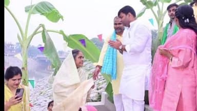 चेहराकलां: लोक आस्था के महापर्व छठ के तीसरे दिन महुआ विधायक मुकेश रोशन ने छठ भारती से आशीर्वाद लिया