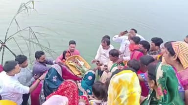 इटकी: इटकी में लोक आस्था के महापर्व छठ पूजा में अस्ताचलगामी सूर्यदेव को दिया गया अर्घ्य