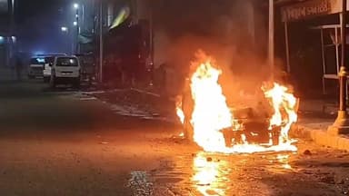 શહેરા: શહેરા નગરના સિંધી બજારમાં પાર્ક કરેલી કારમાં મોડી રાત્રિ એ આગ લાગતા કાર બળીને ખાખ થઈ ગઈ,જોકે કોઈ જાનહાનિ નહીં