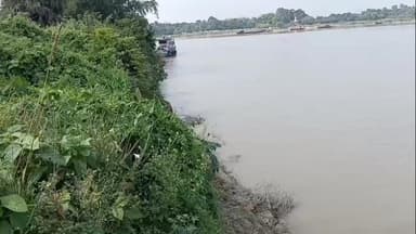 কেতুগ্রাম ২: বার বার ছাড়তে হচ্ছে ভিটে, ভাগীরথী গিলছে জমি বাড়ি, ভাঙনের আতঙ্ক তাড়া করে বেড়াচ্ছে কেতুগ্রামের রঘুপুরের বাসিন্দাদের