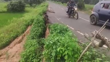 सूरजपुर जिले के ओडगी क्षेत्र में करोड़ों की लागत से बनी सड़क पहली बारिश में बह गई, बरगा नदी के कटाव से सड़क धंसी