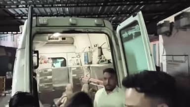 ललितपुर: नेहरू नगर में खाना बनाते समय आग लगने से एक व्यक्ति बुरी तरह झुलसा, गंभीर हालत में जिला चिकित्सालय लाया गया, झांसी रेफर