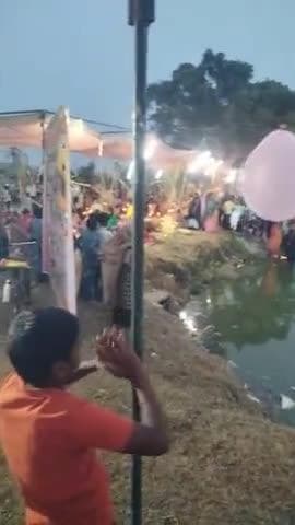 ग्राम सभा बसवार दूबे मे छठ ब्रत धूम धाम से मानते हुए