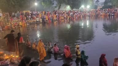 খড়গপুর ১: খড়্গপুরে ছট উপলক্ষে সাউথ সাইড এলাকার জলাশয়ে ব্যাপক ভিড় ভোর থেকেই