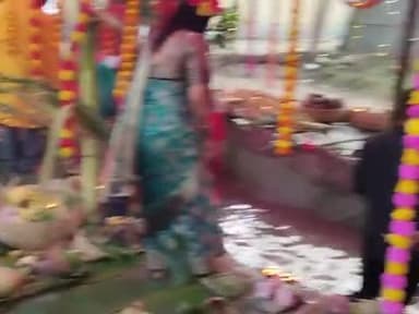 नरपतगंज प्रखंड में आज बड़े धूमधाम के साथ आस्था का महान पर्व छठ का समापन उगते सूरज को अरग देकर हुआ