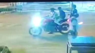 ठीकरी: ठीकरी नगर के बीच बाजार में बाइक सवार युवक राहगीर का मोबाइल लेकर फरार, सीसीटीवी फुटेज वायरल