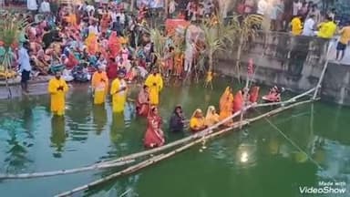 लालगंज: उगते सूर्य को अर्घ्य के साथ संपन्न हुआ छठ महापर्व 2025, लहंगपुर के तालाब में व्रती महिलाओं ने किया पूजा-अर्चन, रही भीड़