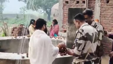 सहार: सहार के गुलजारपुर सूर्य मंदिर घाट पर व्रतियों के साथ पुलिस ने भी दिया उगते सूर्य को अर्घ्य, संपन्न हुआ छठ महापर्व