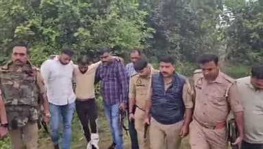 महमूदाबाद: रूसहन पुल के पास हुई लूट का पुलिस ने 24 घंटे के अंदर किया खुलासा, 25,000 के इनामी को किया गिरफ्तार, एक मौके से फरार