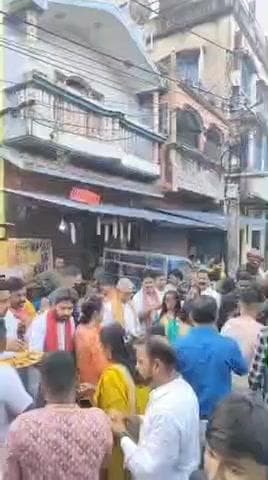 খড়গপুর ১: ছট পুজোয় আসা পূর্ণ্যার্থীদের জন্য চা নিয়ে হাজির হলেন দিলীপ ঘোষ, খড়্গপুরের মন্দির তালাব এলাকাতে