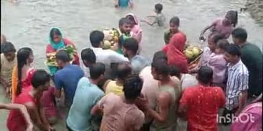 खुसरूपुर: खुसरूपुर प्रखंड के शहरी और ग्रामीण इलाकों में सूर्य को अर्घ्य के साथ छठ महापर्व का समापन