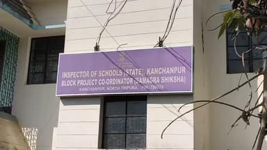 কাঞ্চনপুর: কাঞ্চনপুর আইএস অফিসের সামনে শিক্ষক বদলির প্রতিবাদে পথ অবরোধে বসে করনোজয় সিপি হাই স্কুলের ছাত্র ছাত্রীরা