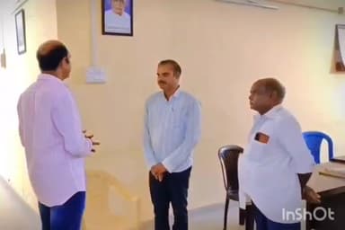 నెల్లిమర్ల: భోగాపురం తాసిల్దార్ కార్యాలయంలో ఏర్పాటు చేసిన కంట్రోల్ రూమ్ను ఆకస్మికంగా సందర్శించిన ఎంపీ కలిశెట్టి అప్పలనాయుడు