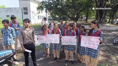 सांदीपनि विद्यालय उदयपुरा में बस ग्राम भाडोन न पहुंचने पर छात्रों ने तहसीलदार महोदय को कलेक्टर के नाम ज्ञापन सौंपा।