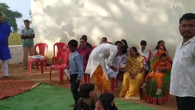 गणेशपुर पूटा में आयोजित छठ महापर्व रूपचंद गुप्ता कौशल्या गुप्ता छठ पूजा समापन के दौरान आभार व्यक्त करते varishth Bhakt