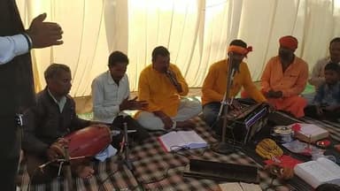 गणेशपुर पूटा में आयोजित रूपचंद गुप्ता कौशल्या गुप्ता छठ घाट पर रात्रि जागरण कीर्तन भजन के दौरान प्रातः आरती करते भक्तजन