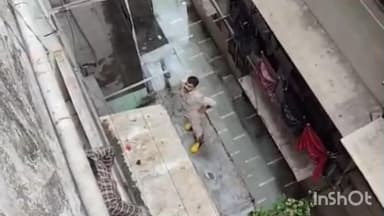 કતારગામ: સુરતના વરાછા વિસ્તારમાં બંધ ફ્લેટમાં ચોર ચોરી કરવા ગુસ્સા ચોર લોક થઈ જતા ફાયર જવાનો દ્વારા તેને રેસ્ક્યુ કરી બહાર કાઢવા.