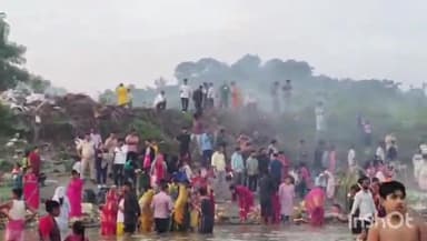 গুৱাহাটী: পবিত্ৰ ষঠ পূজা উপলক্ষে ব্ৰহ্মপুত্ৰৰ পাৰৰ চূণচালীঘাটত অগণন ভক্তপ্ৰাণ ৰাইজৰ ভিৰ