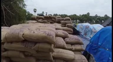 நாகப்பட்டினம்: மாவட்டம் முழுவதும் நெல் கொள்முதல் நிலையங்களில் 2.லட்சம் நெல் மூட்டைகள் தேங்கி இருப்பதற்கு திறமையற்ற அதிகாரிகள் தான் காரணம் விவசாயிகள் குற்றச்சாட்டு