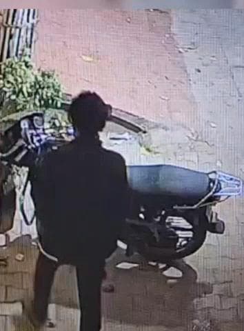 अलवर: दयानंद नगर में मकान के बाहर खड़ी बाइक का लॉक तोड़कर दो बदमाश हुए फरार, घटना सीसीटीवी में कैद