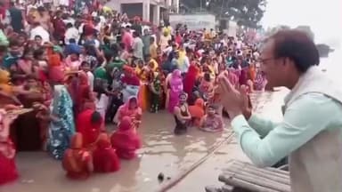 कहलगांव: कहलगांव विधायक पवन यादव ने छठ पूजा में सुबह अर्घ्य के समय घाट का निरीक्षण किया