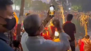 খড়গপুর ১: খড়্গপুরের সাউথ সাইড এলাকার জলাশয়ে ছট পুজো উপলক্ষে দিলীপ ঘোষ, নিজের মোবাইলে ক্যামেরাবন্দি করলেন পুজোর দৃশ্য
