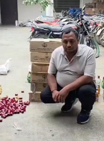 अलवर: आबकारी पुलिस ने नयाबास के पास मकान में दी दबिश, सस्ती शराब में महंगी शराब मिलाकर बेचने के आरोपी को पकड़ा