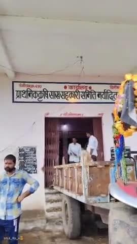 खाद से परेशान किसान कर्मचारी कर रहे हैं देने में लापरवाही