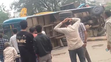 सतना जिले। नागौद शहर cm rise स्कूल के सामने बस पलट गई
#madhyapradesh #rewa #satna
#nagod #nagodsaher