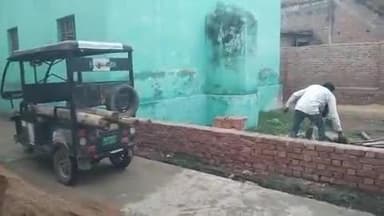 अमृतपुर: अमृतपुर कस्बे में नूरी मस्जिद के चारों तरफ बन रही चार दिवारी की पैमाइश होते ही मुस्लिम समाज ने स्वयं तोड़ना शुरू किया