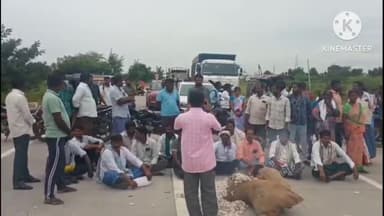 శాలిగౌరారం: పత్తిని కొనుగోలు చేయాలని నకిరేకల్ -అర్వపల్లి రహదారి మాదారం గ్రామం వద్ద రైతులు ఆందోళన