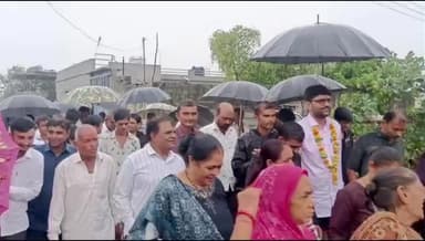 જૂનાગઢ: તાલુકાના મેવાસા (બાવા) ગામની વરસતા વરસાદમાં મુલાકાત લેતા ધારાસભ્ય ગોપાલ ઈટાલીયા